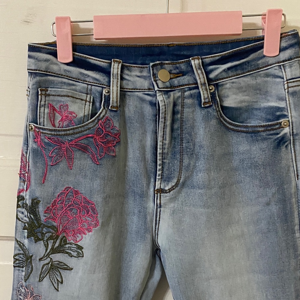 Oli & Hali Embroidered Floral Flare Jeans Size Small - Picture 2 of 13